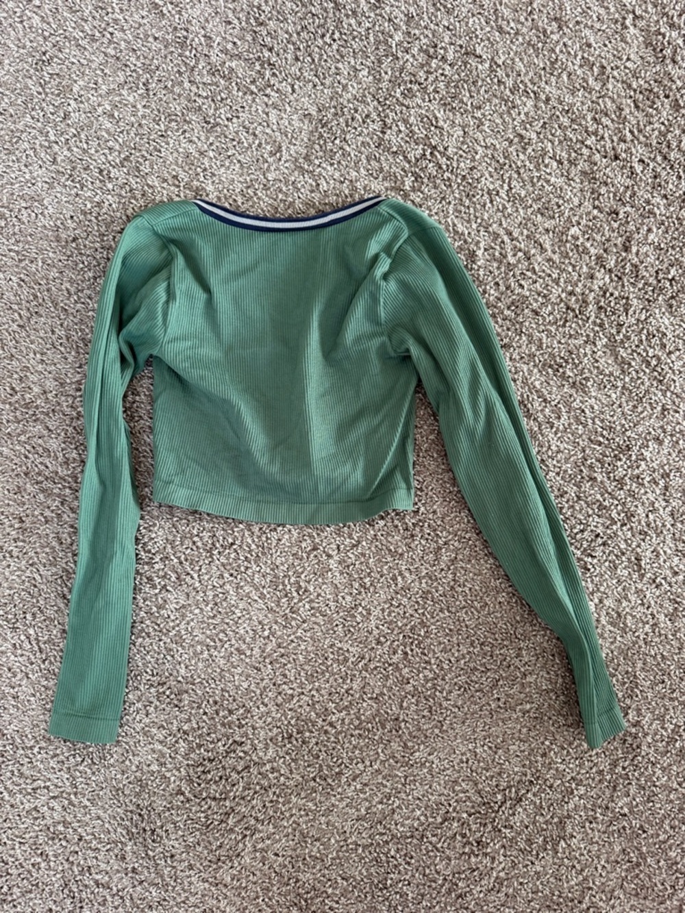 Urban Outfitters Sage Ribbed Cropped V-Neck Long Sleeve Top - Picture 3 of 3